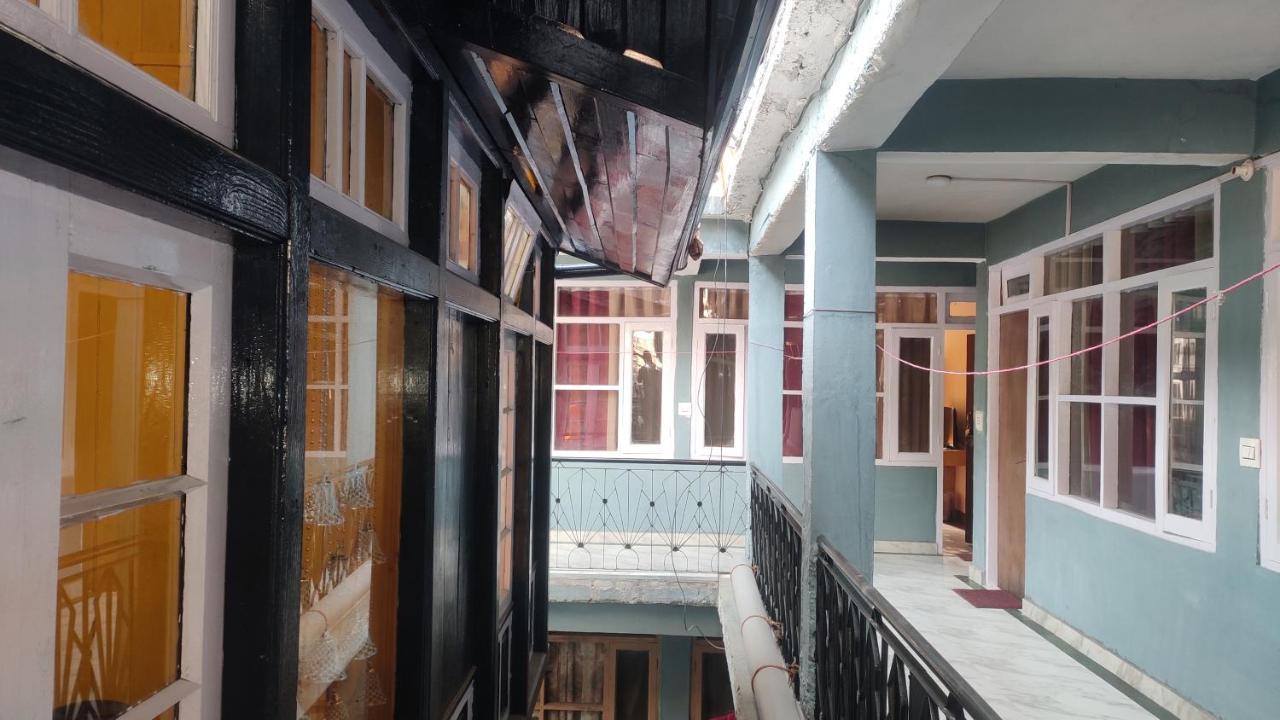 The Prasher Lodge Mall Road Manali Екстер'єр фото