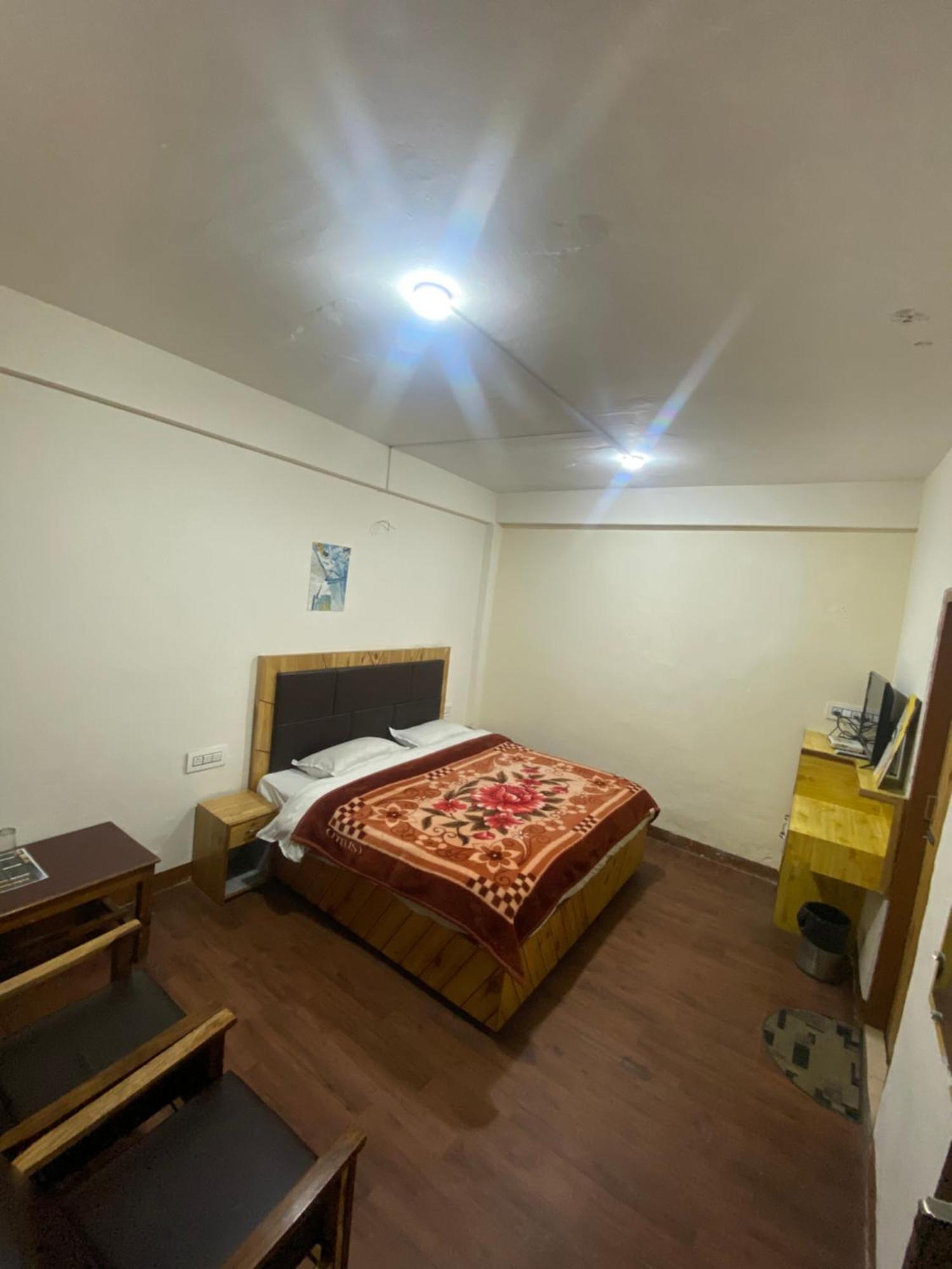 The Prasher Lodge Mall Road Manali Екстер'єр фото