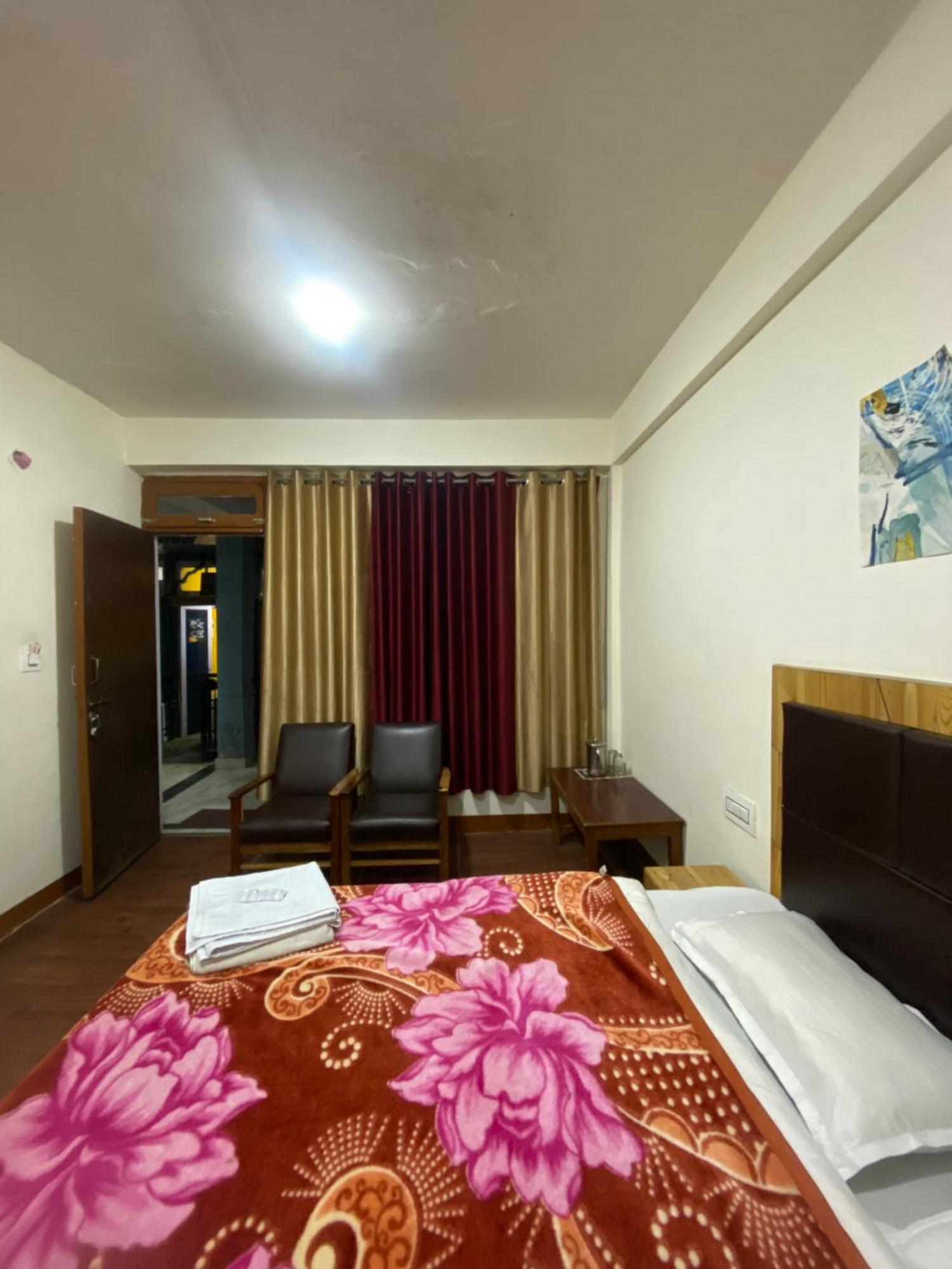 The Prasher Lodge Mall Road Manali Екстер'єр фото