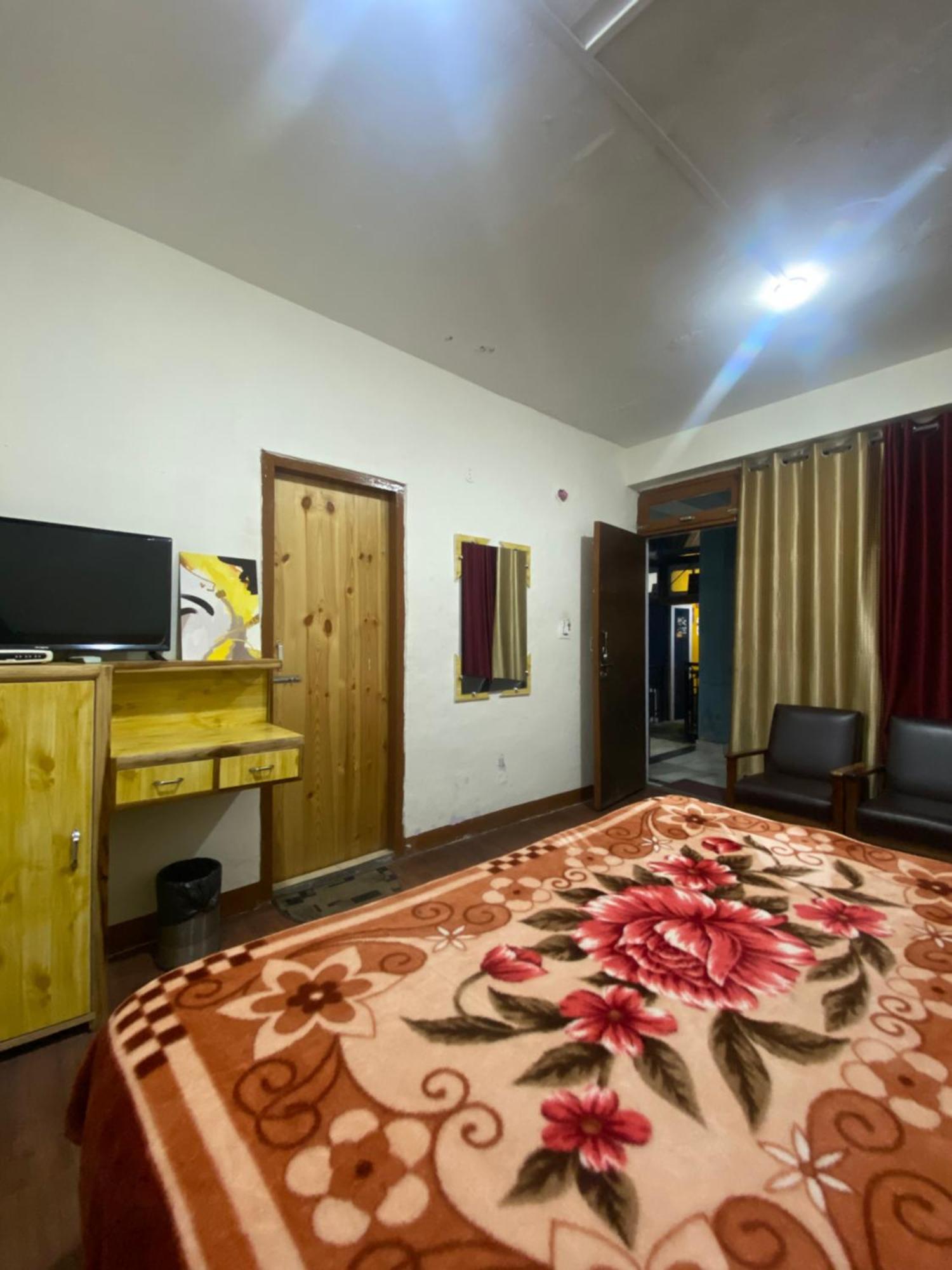 The Prasher Lodge Mall Road Manali Екстер'єр фото