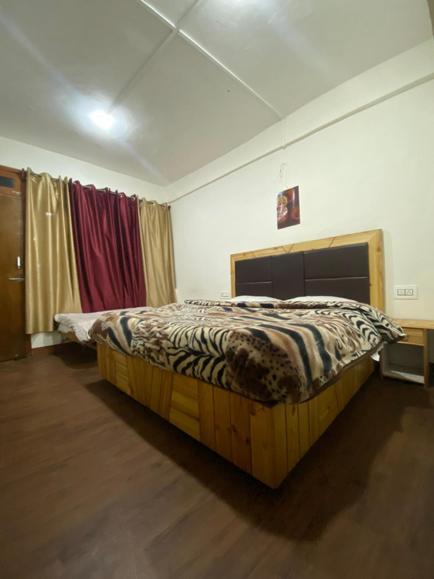 The Prasher Lodge Mall Road Manali Екстер'єр фото